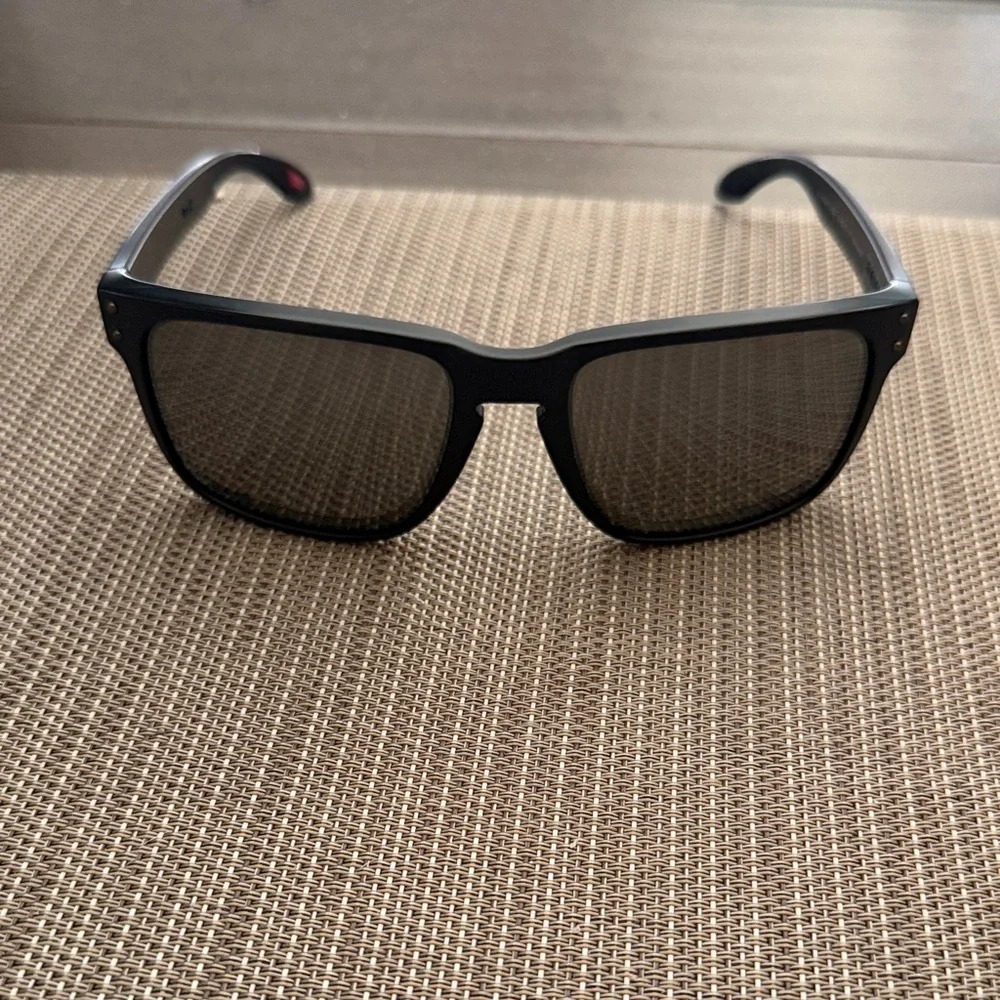 Oakley Holbrook XL - Picture 1 of 9